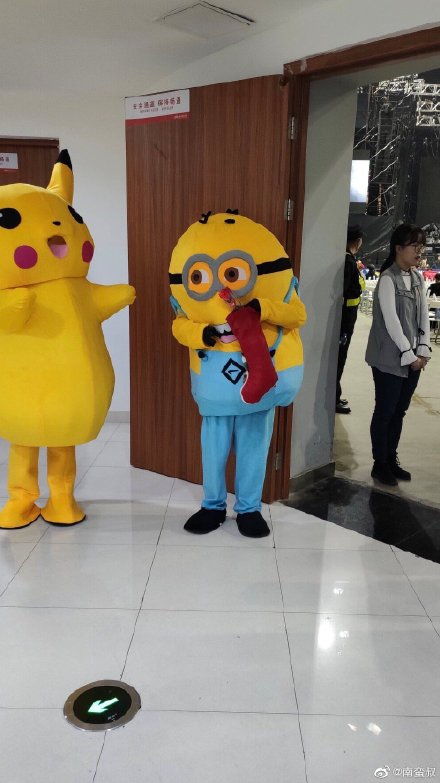 周深演唱会前扮小黄人接粉丝 发糖合影